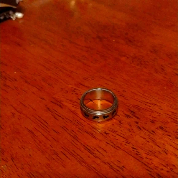 Spinner Ring with bare foot imprints in a Size 6 - Picture 3 of 3